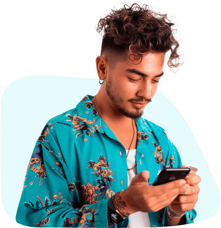 Hombre de camisa azul mirando su celular