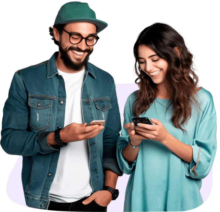 Hombre y mujer sonriendo mirando el celular