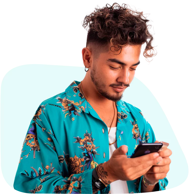 Hombre de camisa azul mirando su celular