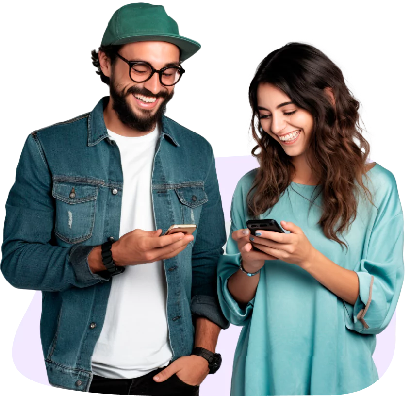 Hombre y mujer sonriendo mirando el celular