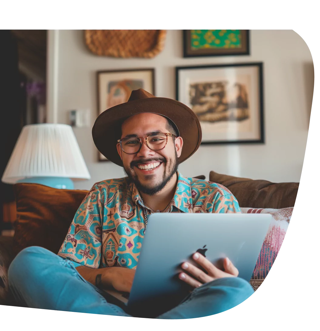 hombre con sombrero y laptop feliz