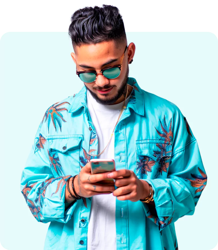 Hombre con chaqueta azul mirando el celular